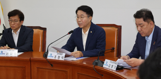 조정식 더불어민주당 사무총장이 30일 국회에서 기자간담회를 하고 있다. 연합뉴스.